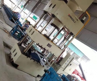 两波护栏板成型机